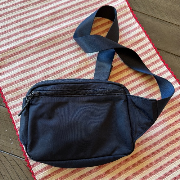 LuluLemon Everywhere Belt Bag - Picture 2 of 3